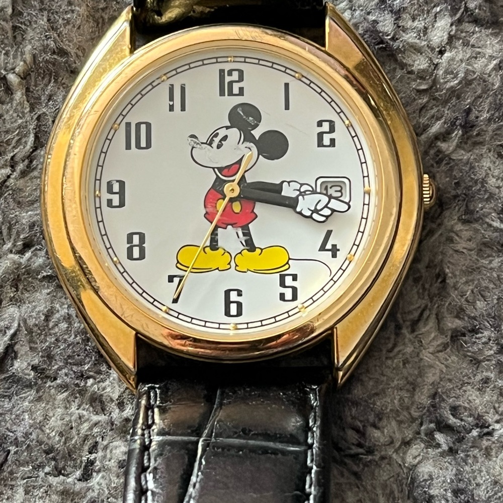 ‼️price dropped‼️ Vintage Disney Watch works Mickey Mouse leather croco watch. - Picture 3 of 10